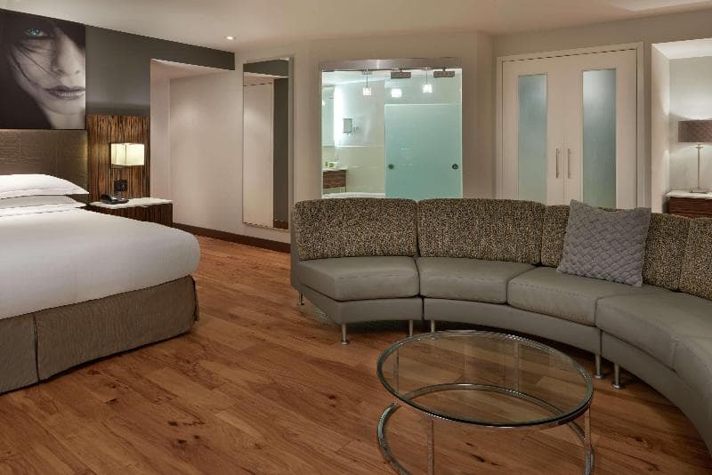 Hilton Toronto Airport Hotel & Suites 3