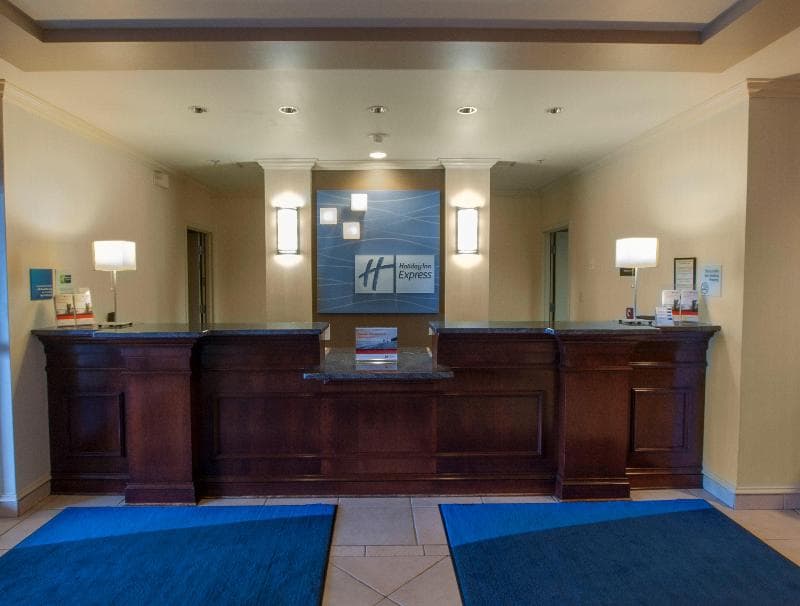 Holiday Inn Express & Suites Buffalo-Airport 3