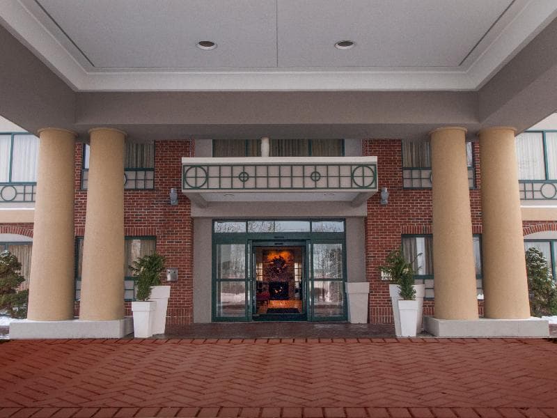 Holiday Inn Express & Suites Buffalo-Airport 4