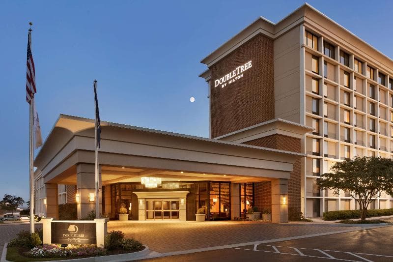 DoubleTree by Hilton McLean Tysons photo 1