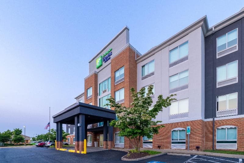 Holiday Inn Express And Suites Woodbridge photo 1