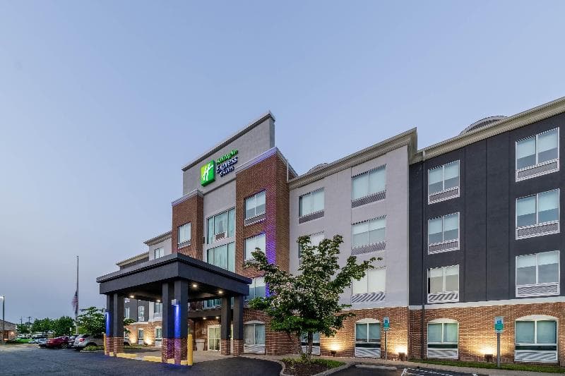 Holiday Inn Express And Suites Woodbridge 2
