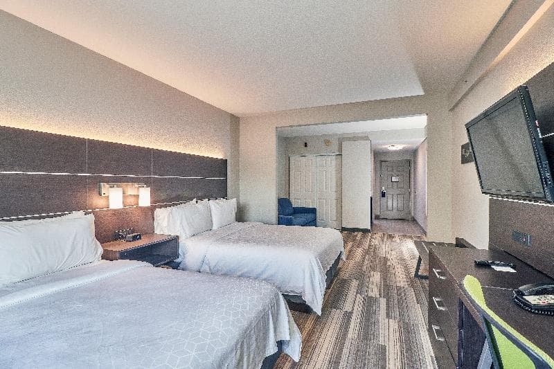 Holiday Inn Express & Suites Clearwater/US 19 North 4
