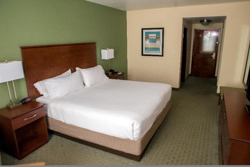 Holiday Inn Express & Suites Cocoa 4