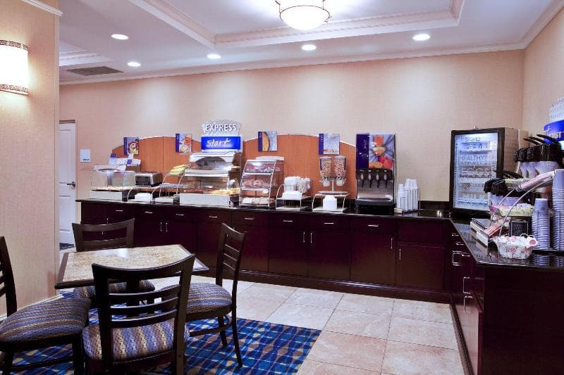 Holiday Inn Express & Suites Fort Pierce West 3