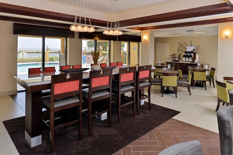 Holiday Inn Express & Suites Tampa Airport 3