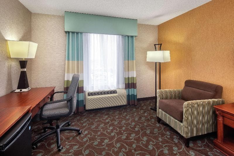 Hampton Inn & Suites by Hilton Toronto Airport 4