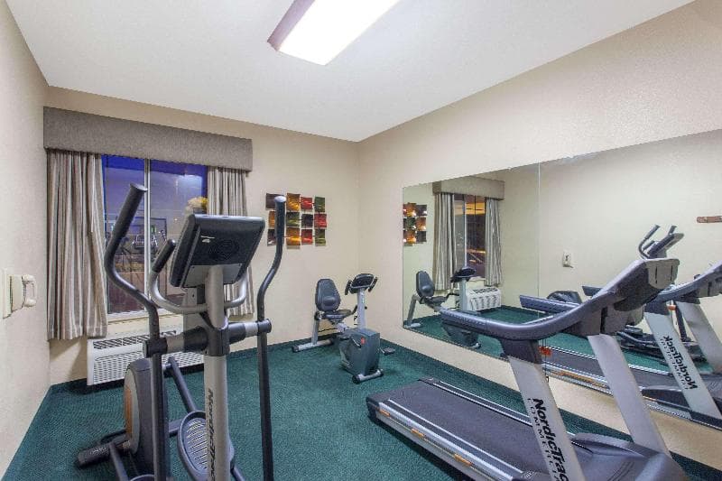 Ramada by Wyndham Fresno Northwest 3