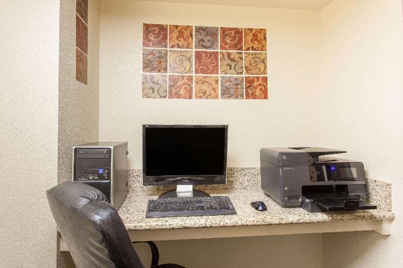 Ramada by Wyndham Fresno Northwest 5