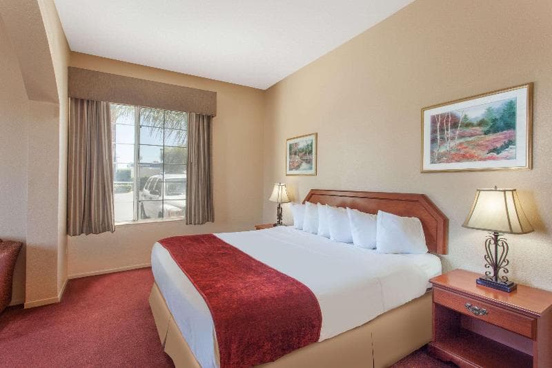 Ramada by Wyndham Fresno Northwest photo 1