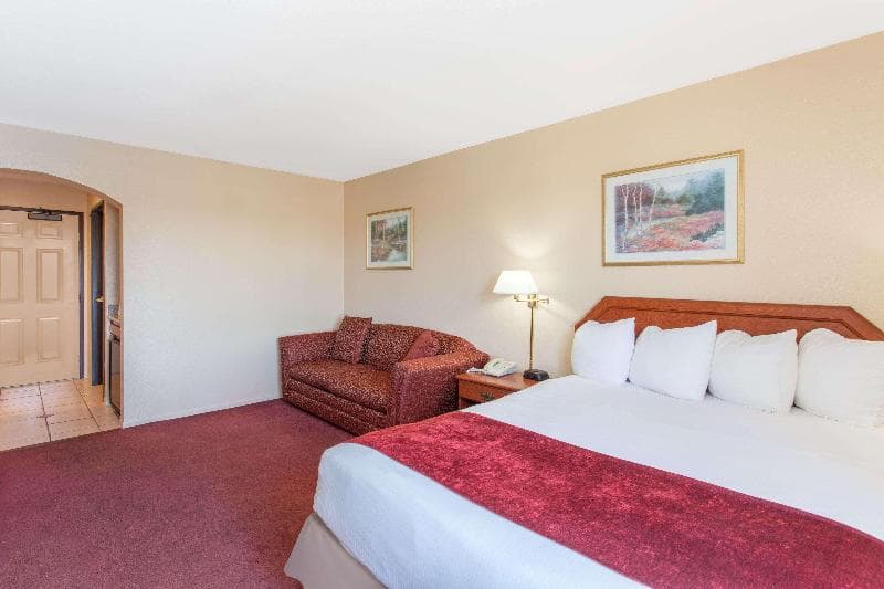 Ramada by Wyndham Fresno Northwest 4