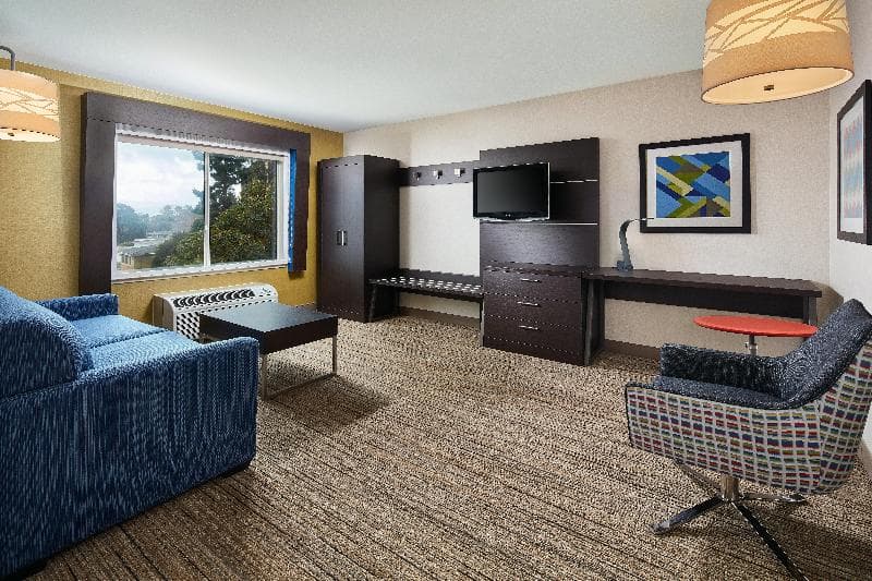 Holiday Inn Express & Suites Belmont photo 1
