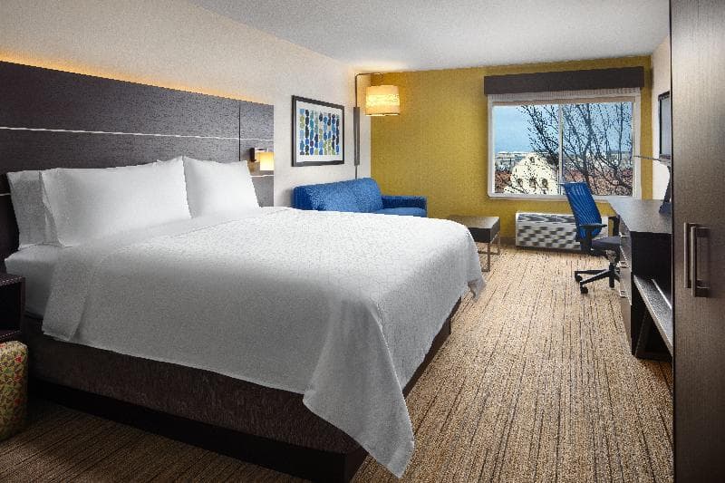 Holiday Inn Express & Suites Belmont 5