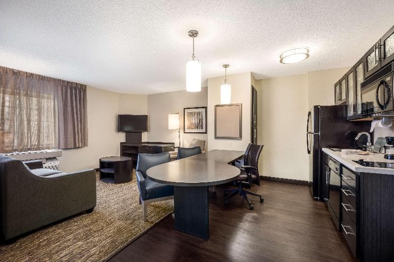Sonesta Simply Suites Chicago Waukegan 5