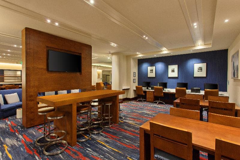 Holiday Inn Express & Suites San Francisco Fisherman's Wharf 2