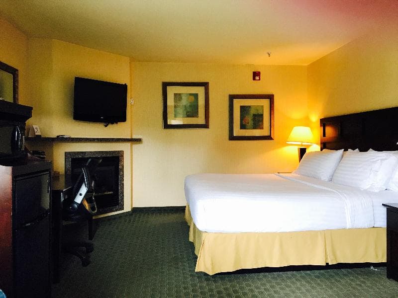 Holiday Inn Express Fort Bragg 4