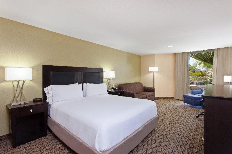 Holiday Inn Express Newport Beach 2