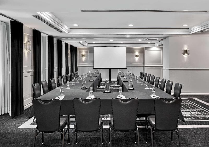 Vogue Hotel Montreal Downtown, Curio Collection By Hilton photo 1