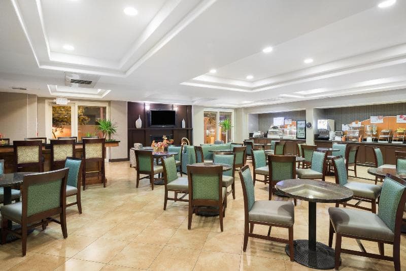 Holiday Inn Express & Suites Vacaville 2