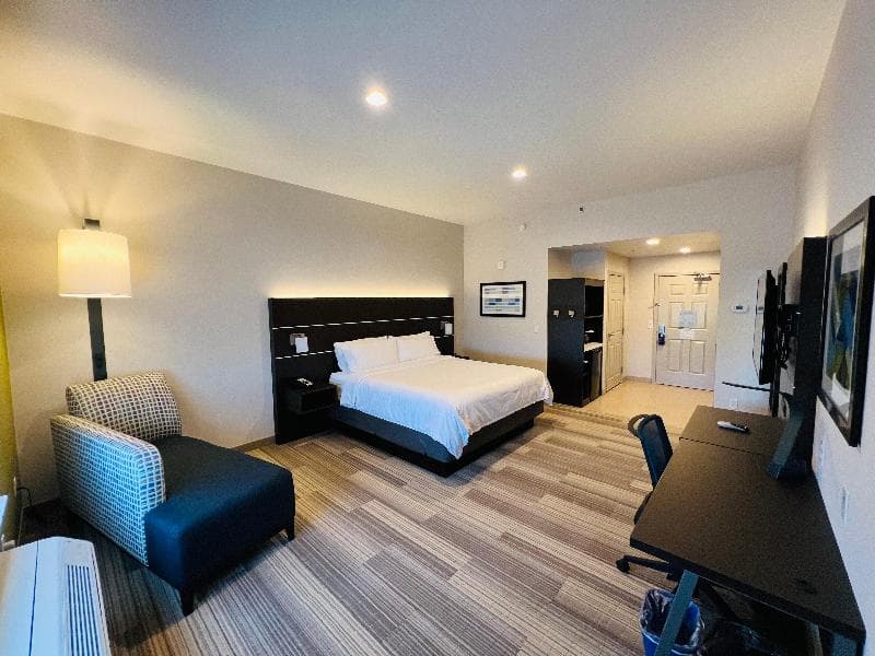 Holiday Inn Express & Suites Salinas 3
