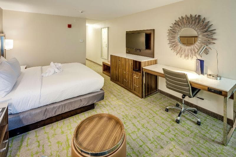 DoubleTree by Hilton Huntington 5
