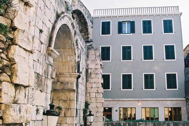 Peristil main