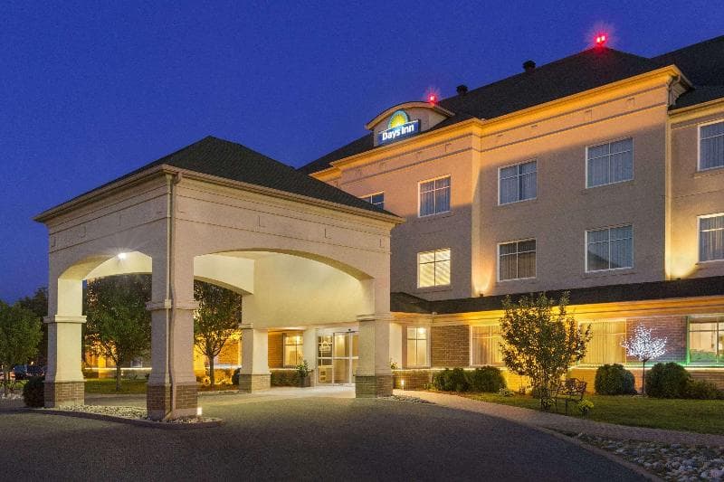 Days Inn by Wyndham Ottawa Airport photo 1