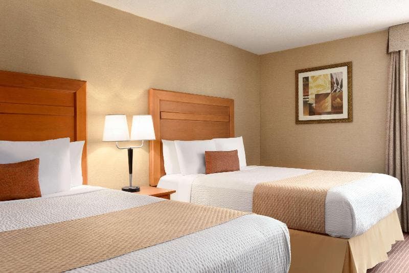 Days Inn by Wyndham Edmonton Downtown 4