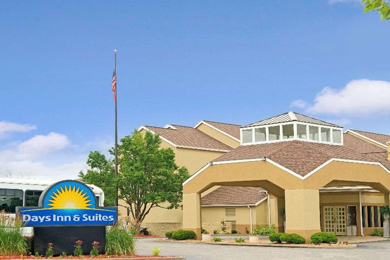 Days Inn & Suites By Wyndham St. Louis/Westport Plaza photo 1