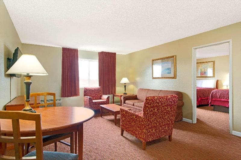 Days Inn & Suites By Wyndham St. Louis/Westport Plaza 3