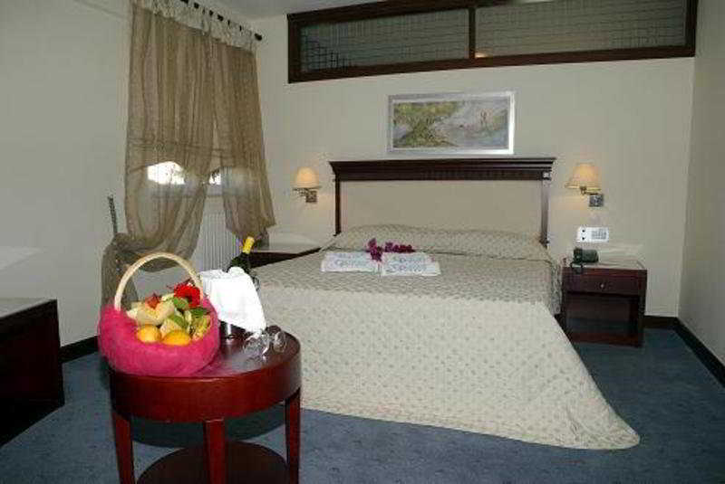 Crithoni's Paradise Hotel 4