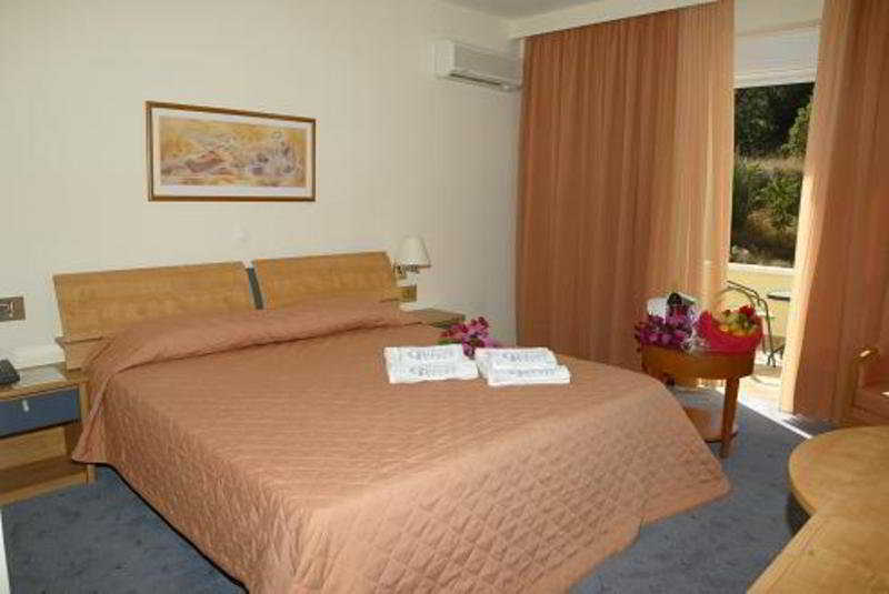 Crithoni's Paradise Hotel 3