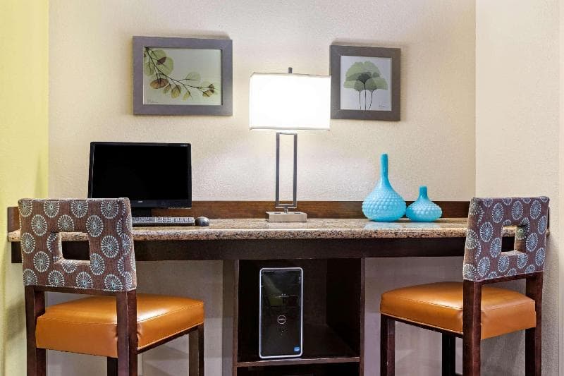 La Quinta Inn & Suites by Wyndham Tampa North I-75 photo 1