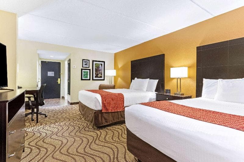 La Quinta Inn & Suites by Wyndham Tampa North I-75 5