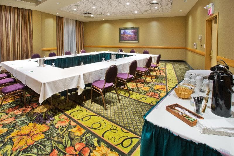 Holiday Inn & Suites North Vancouver photo 1