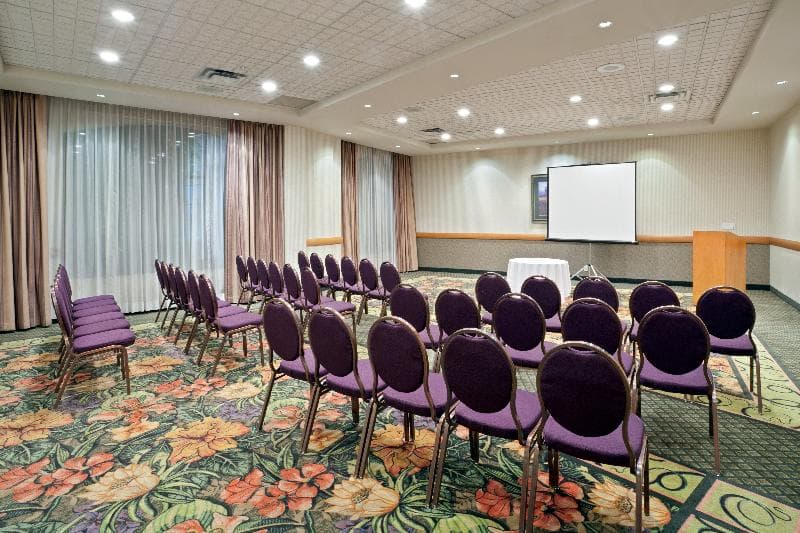 Holiday Inn & Suites North Vancouver 3