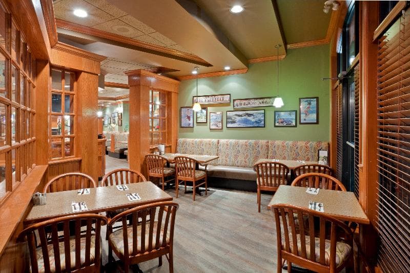 Holiday Inn & Suites North Vancouver 4