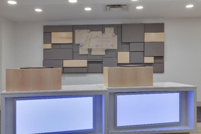 Holiday Inn Express & Suites Orlando International Airport 4