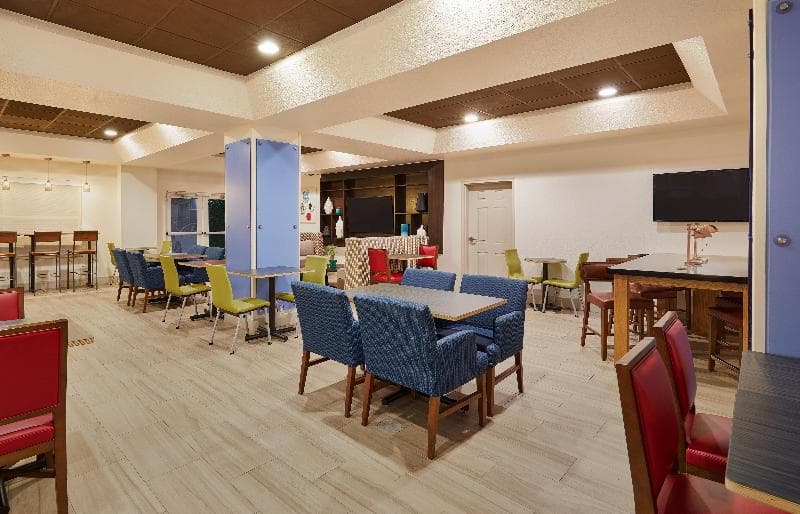 Holiday Inn Express & Suites Orlando International Airport 2