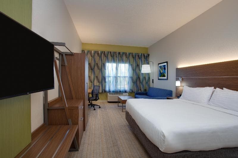 Holiday Inn Express & Suites Orlando International Airport 3
