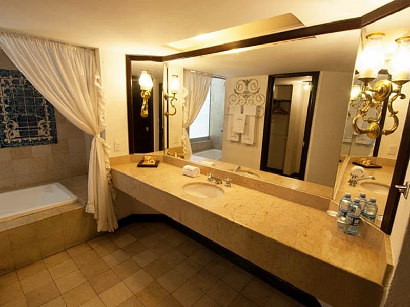 Country Hotel And Suites 3