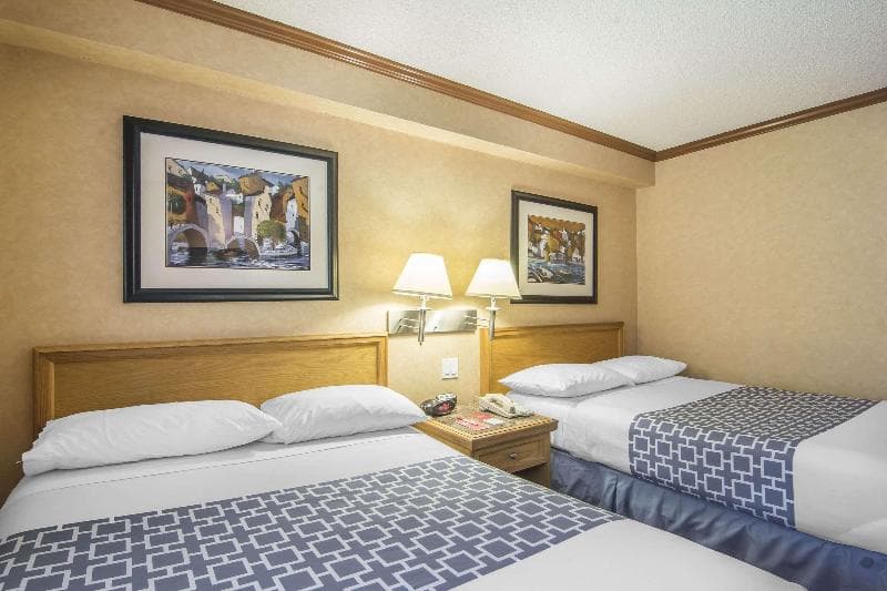 Econo Lodge Motel Village 3