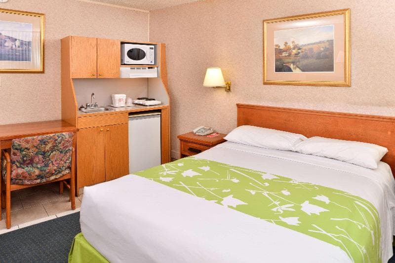 Econo Lodge Motel Village 5