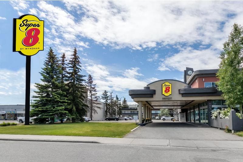 Super 8 by Wyndham Macleod Trail Calgary 2