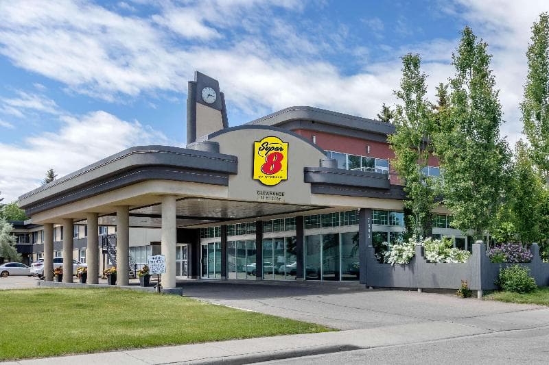 Super 8 by Wyndham Macleod Trail Calgary 3
