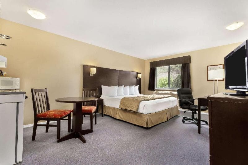 Super 8 By Wyndham West Kelowna photo 1
