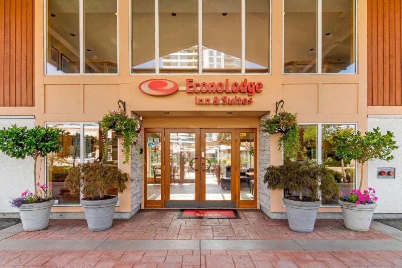 Econo Lodge Inn & Suites 4