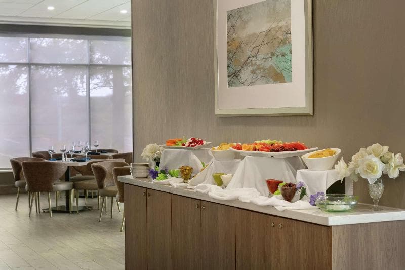 Embassy Suites by Hilton Montreal Airport 2