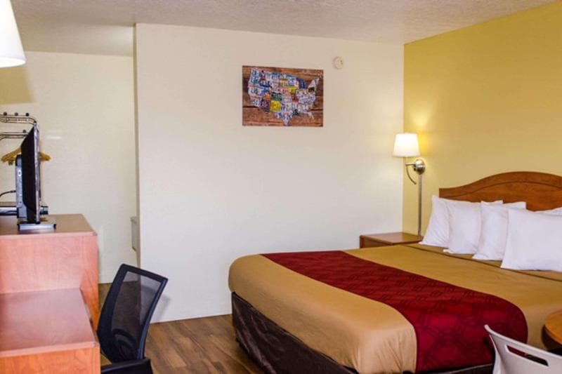 Econo Lodge East 5