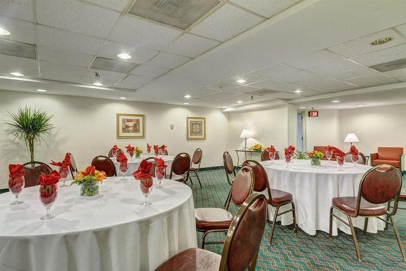 Fairfield Inn & Suites By Marriott Alexandria West 4